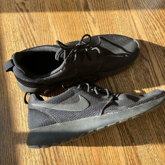 All black Nike Roshe - Picture 1 of 6